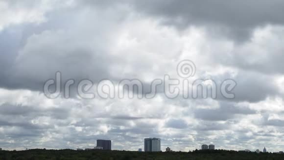 城市建筑和森林上空乌云密布视频的预览图