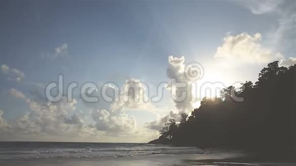 日落时分云在天空中移动视频的预览图