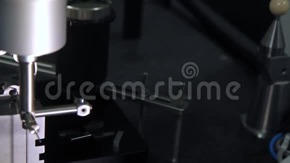 机器零件制造的自动化过程技术设备视频的预览图