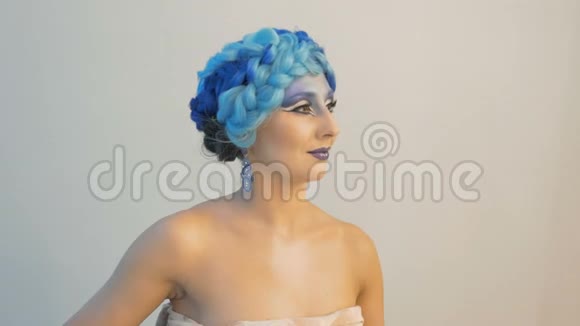 美模参与拍照环节化妆师使用特殊的刷子进行调色粉视频的预览图