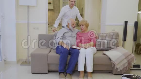 孙子拥抱祖父母视频的预览图