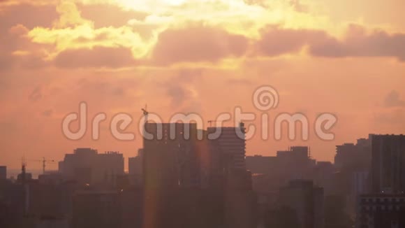 日落时建筑工地起重机和摩天大楼的空中景色视频的预览图