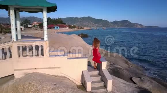 在海上观景台上的红海滩女孩视频的预览图