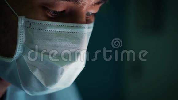 把一个女医生的眼睛闭上外科手术中的女医生肖像视频的预览图