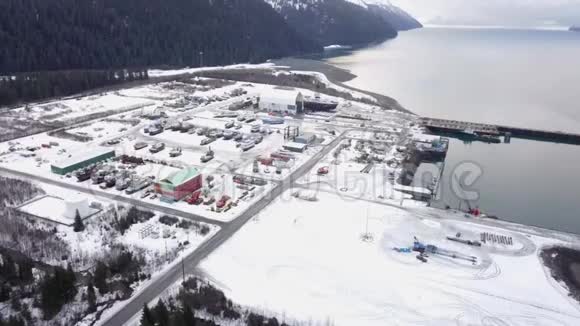 繁忙的造船厂在阿拉斯加的冬天努力工作视频的预览图