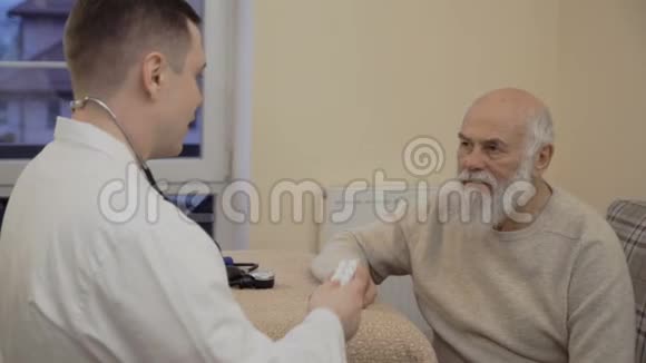 治疗师给老人开药视频的预览图