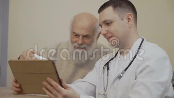 老人拿着一盘药片向医生询问一些数字药片视频的预览图