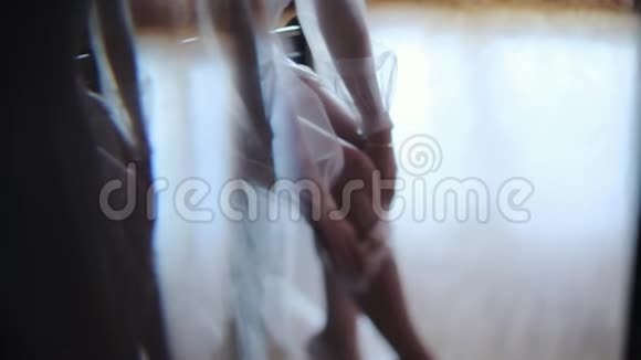 剪影新娘早晨穿着漂亮的内衣在窗前视频的预览图