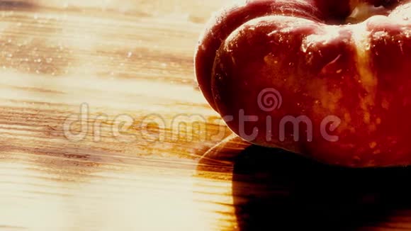 阳光明媚的一天潮湿成熟的土星桃放在木桌上视频的预览图