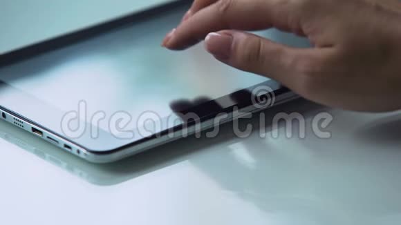 手使用触摸屏平板电脑现代个人电脑技术社交媒体视频的预览图
