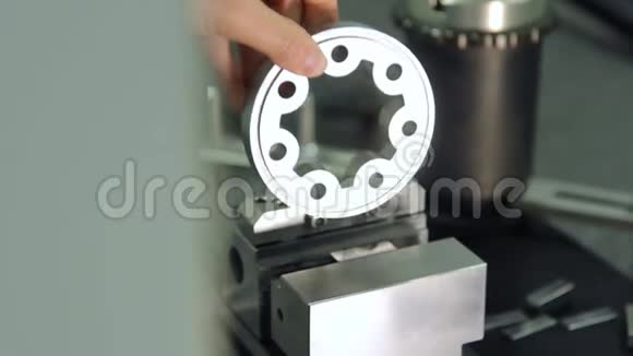 工人将金属毛坯插入机器在机器上安装法兰视频的预览图