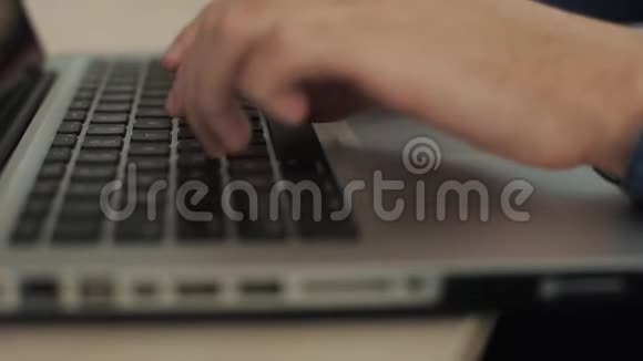 关闭男性手打字键盘模糊背景键盘上的手指相机在移动视频的预览图