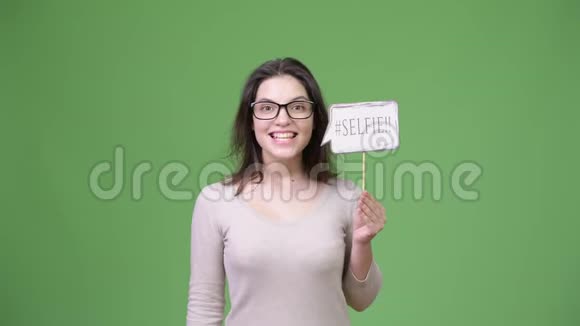 年轻的美女拿着自拍纸牌子大喊视频的预览图