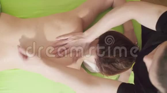 按摩师给女人背部按摩视频的预览图