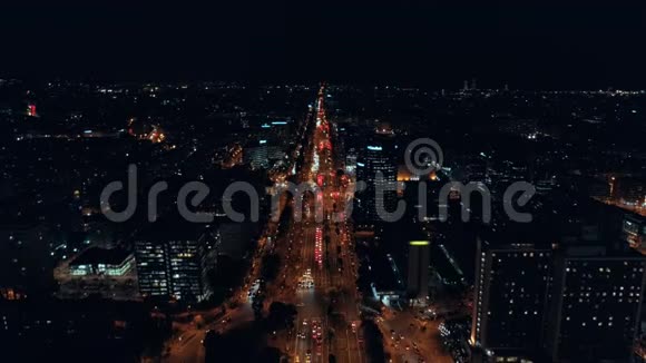 繁忙城市交通生活的夜间空中拍摄视频的预览图