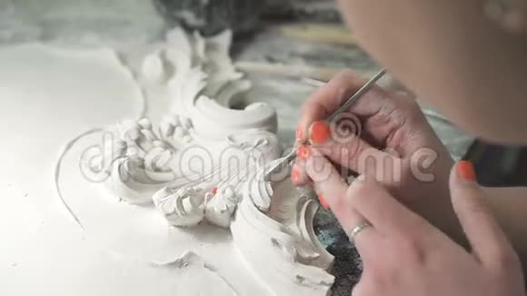白色石膏造型女雕塑家修剪过的手视频的预览图