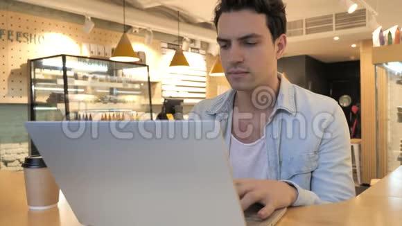 不满愤怒的人对咖啡厅工作问题的回应视频的预览图