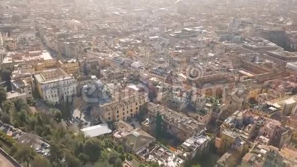 在罗马的屋顶上飞行视频的预览图