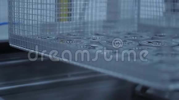 金属坯料沿生产线移动的格子容器视频的预览图