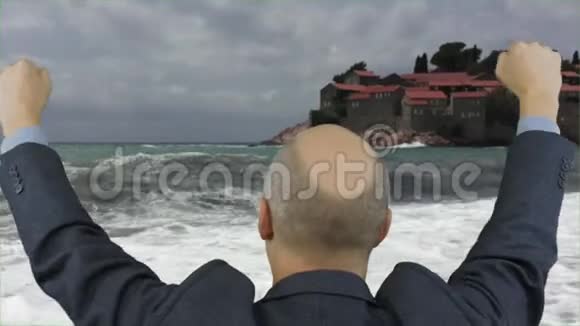 快乐的男人在海浪背景上举起拳头充满欢乐的人在海上视频的预览图