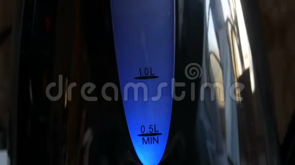 黑色水壶上的时尚蓝色显示器用电茶壶煮水视频的预览图