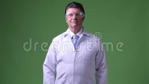戴防护眼镜的高级帅哥医生双臂交叉视频的预览图