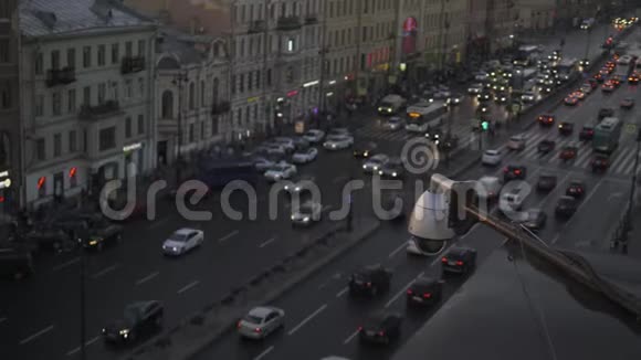 关闭安全闭路电视摄像机在道路上运行在黄昏普洛斯彼克的大交通视频的预览图