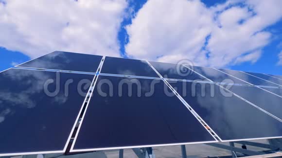 太阳能电池在屋顶上运行视频的预览图