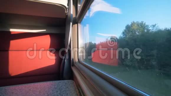 乘火车旅行的概念有半个火车车厢的侧视窗显示视频的预览图