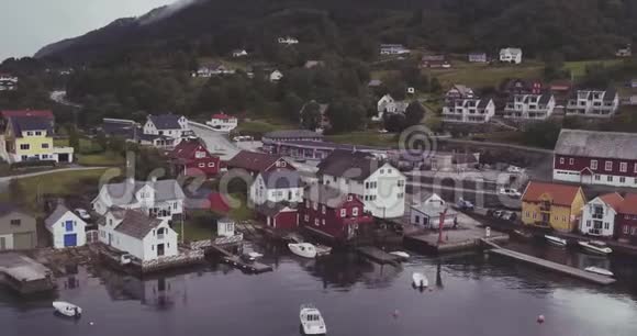 在峡湾海岸有游艇棚的村庄驾驶汽车视频的预览图