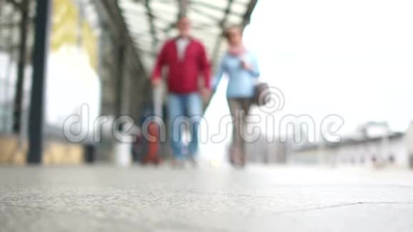 一男一女带着手提箱上火车站站台人们正准备登上飞机靠近视频的预览图