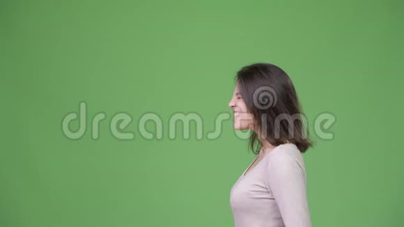 年轻美女在绿色背景下尖叫的画面视频的预览图