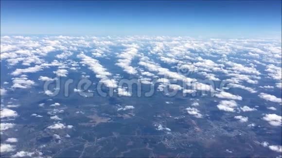 天空中的云彩之上视频的预览图