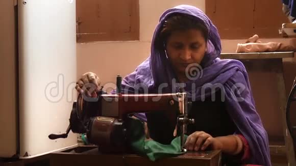 瓦拉纳西印度女裁缝视频的预览图