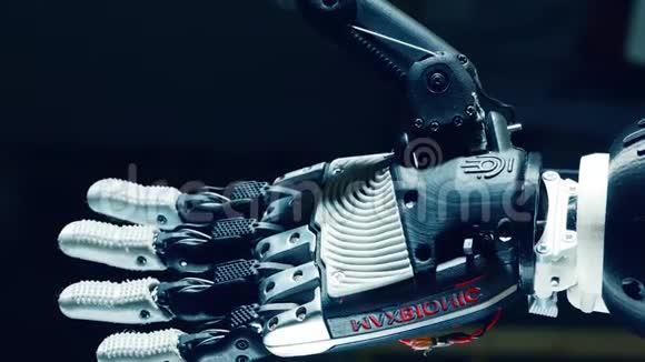 机器人手臂用手指做手势视频的预览图