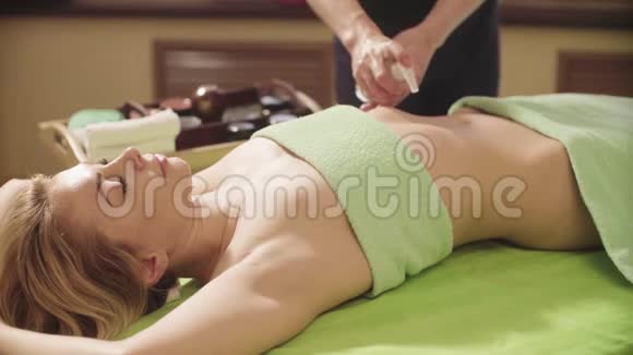 按摩师在按摩妇女腹部视频的预览图