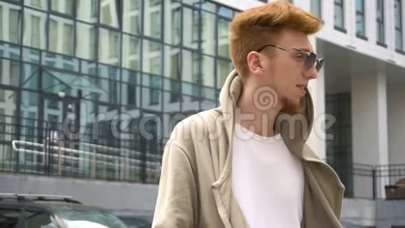 户外帅哥风吹着一个年轻时尚的男人的衣服视频的预览图