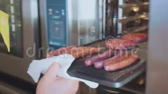 在快餐店把烤盘香肠和切肉放进烤箱里煮视频的预览图