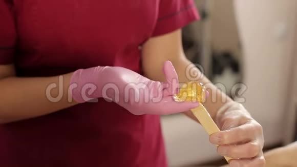 美容师从银行取出糖膏来脱毛男性乳房视频的预览图