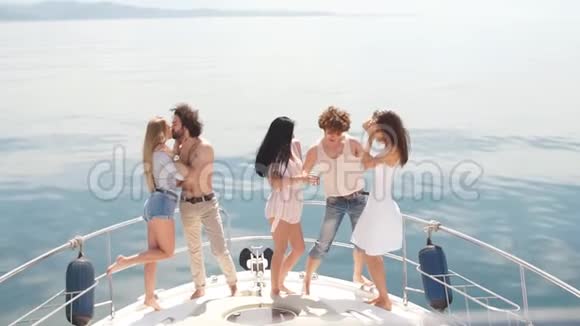 游艇聚会年轻人在游艇甲板上跳舞视频的预览图