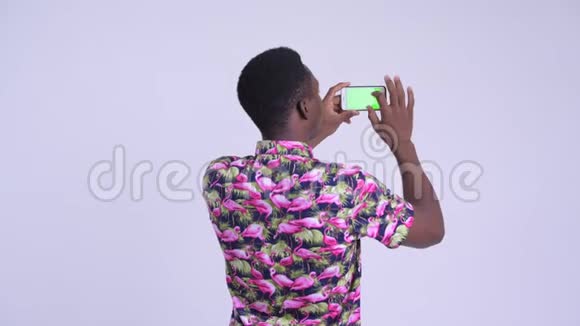 年轻快乐的非洲游客用电话拍照视频的预览图