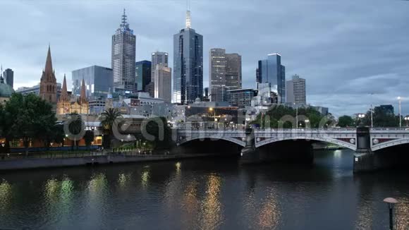 澳大利亚维多利亚州墨尔本市和亚拉河夜间视频的预览图