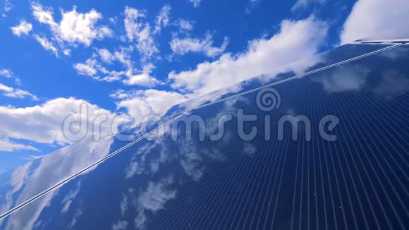 蓝天在垂直的太阳能平台上反射视频的预览图