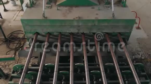 钢管生产生产线上输送的管材重工业轧钢金属厂制造和生产中心视频的预览图
