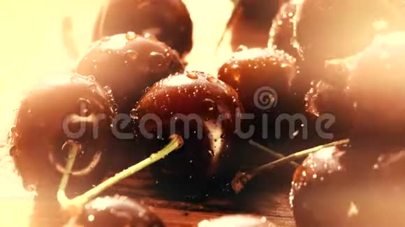 在阳光明媚的夏日在木桌上放着成熟的樱桃视频的预览图