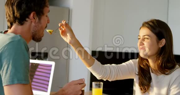 女人给男人喂食物视频的预览图