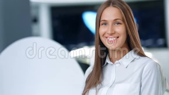 现代办公室或实验室里迷人的快乐女商人的肖像未来技术概念视频的预览图