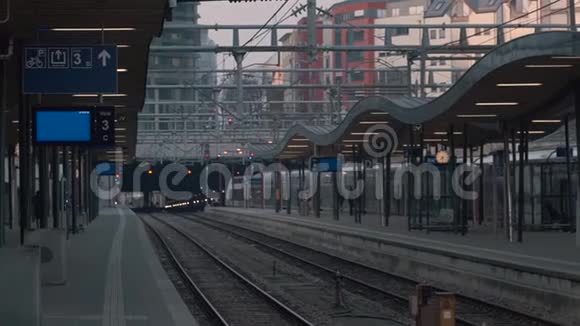 晚上城市车站的站台视频的预览图