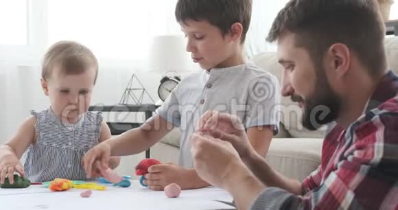 父亲和小孩子玩塑料视频的预览图