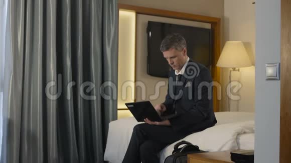 商人带着手提箱离开酒店房间视频的预览图